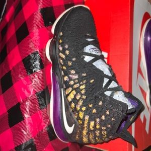 Size 8 lebron 17s